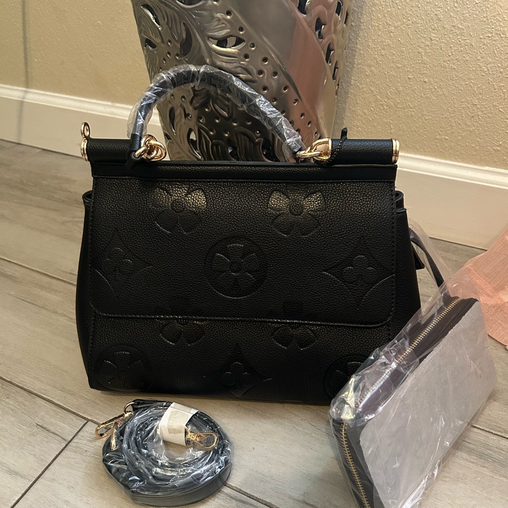 Elegant Black Handbag with matching wallet